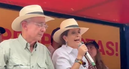 Paloma Valencia, en su recorrido por pueblos de Antioquia, en compañía del expresidene Álvaro Uribe.