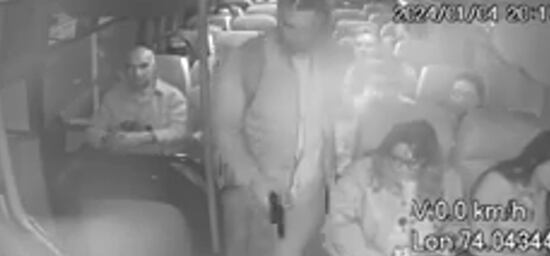 Los dos hombres utilizaron pistolas para intimidar al conductor y a los pasajeros.