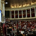 Esta fotografía muestra el resultado del voto de censura contra la administración del primer ministro Michel Barnier mostrado en una pantalla en la Asamblea Nacional en París el 4 de diciembre de 2024 después de que los parlamentarios franceses votaran a favor de derrocar al gobierno después de solo tres meses en el cargo en una medida que profundiza la crisis política en el país.