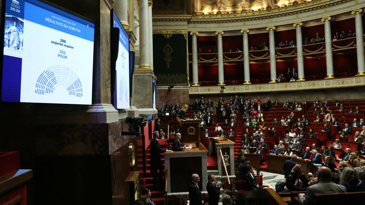 Esta fotografía muestra el resultado del voto de censura contra la administración del primer ministro Michel Barnier mostrado.