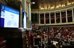 Esta fotografía muestra el resultado del voto de censura contra la administración del primer ministro Michel Barnier mostrado en una pantalla en la Asamblea Nacional en París el 4 de diciembre de 2024 después de que los parlamentarios franceses votaran a favor de derrocar al gobierno después de solo tres meses en el cargo en una medida que profundiza la crisis política en el país.