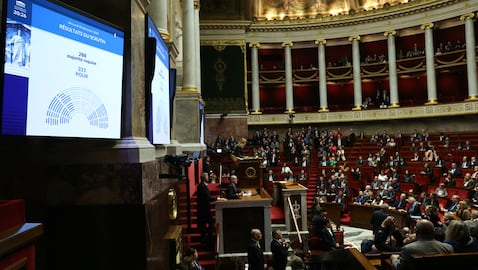 Esta fotografía muestra el resultado del voto de censura contra la administración del primer ministro Michel Barnier mostrado en una pantalla en la Asamblea Nacional en París el 4 de diciembre de 2024 después de que los parlamentarios franceses votaran a favor de derrocar al gobierno después de solo tres meses en el cargo en una medida que profundiza la crisis política en el país.