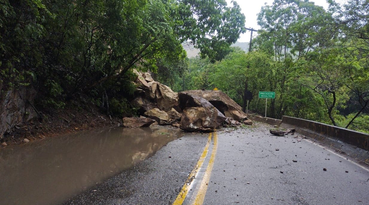 Derrumbe en vía Bogotá - Girardot.