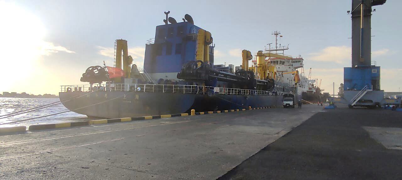 La nueva draga Xin Hai Ma, que se encargará de retomar los trabajos mientras se surte la nueva contratación