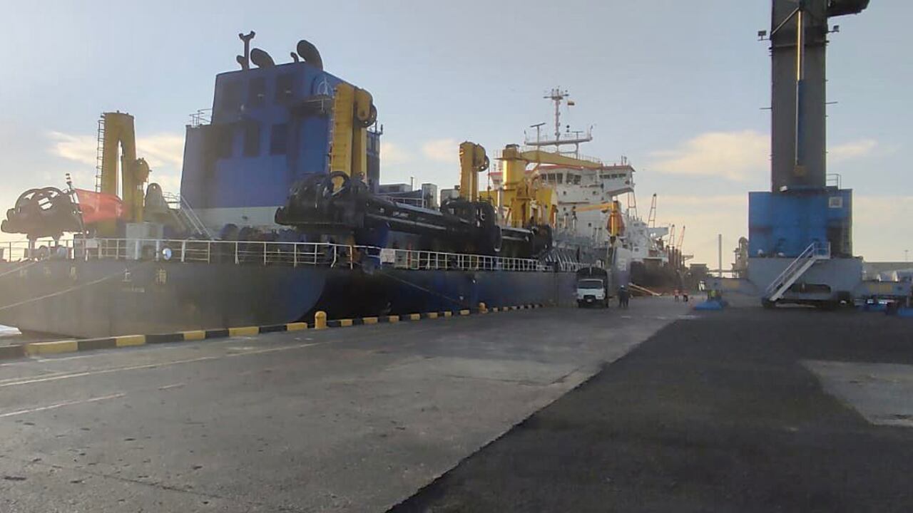 La nueva draga Xin Hai Ma se encargará de retomar los trabajos mientras se surte la nueva contratación.