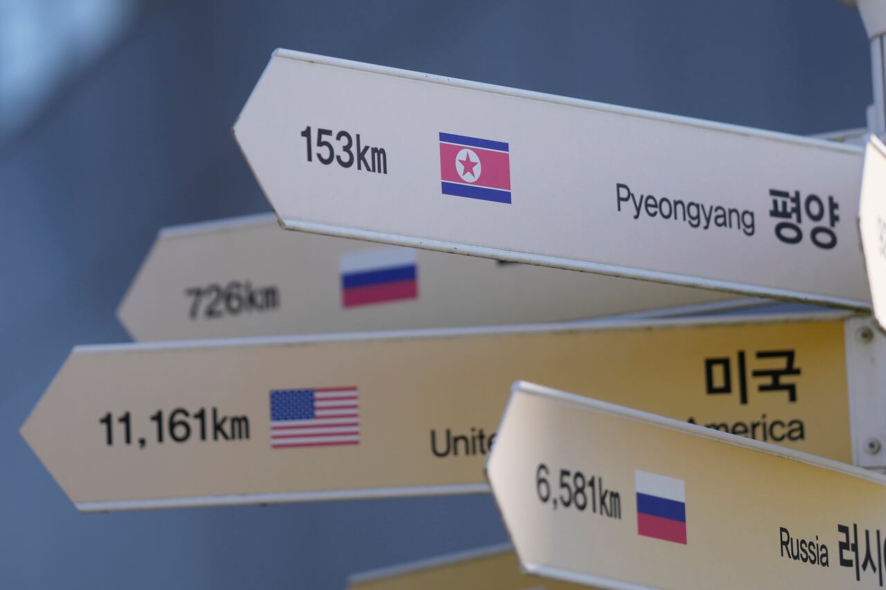 Señales de destino a la capital de Corea del Norte, Pyongyang, y Estados Unidos.
