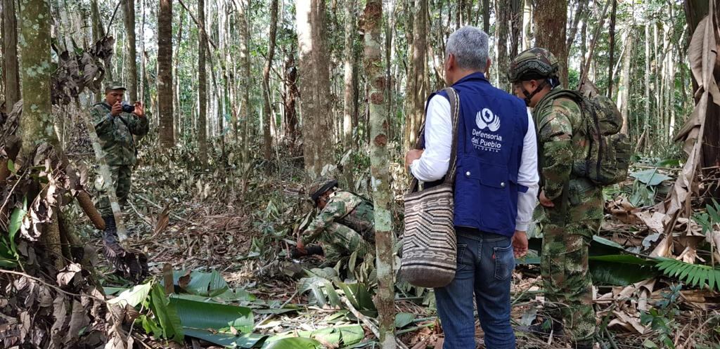 Integrantes del batallón Joaquín París, del Ejército Nacional, desactivó los artefactos explosivos instalados que ponían en riesgo a los miembros de la comunidad indígena Nukak en el departamento de Guaviare.
