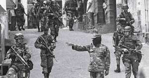 Fotografía de Jesús Abad Colorado donde se muestra a un paramilitar dando órdenes en medio de la Operación Orión. Crédito: Jesús Abad Colorado.