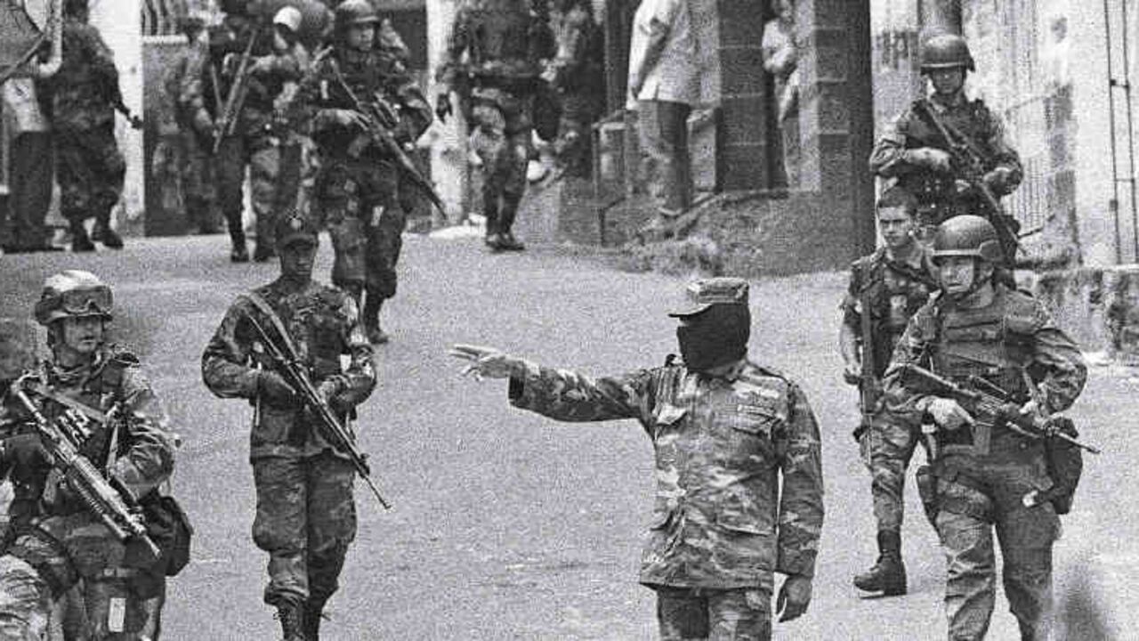 Fotografía de Jesús Abad Colorado donde se muestra a un paramilitar dando órdenes en medio de la Operación Orión. Crédito: Jesús Abad Colorado.