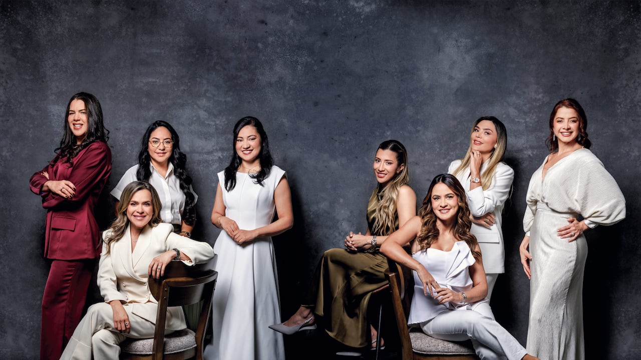 De izquierda a derecha, de pie: Greys Pérez Martínez, Jennyfer Lora Santiago, Angélica Castillo, Angélica Guatibonza y Verónica Vásquez Echeverri. Sentadas: Milena Gómez de la Hoz, Karen Giraldo Vargas y Viviana Echeverri Cardona.
