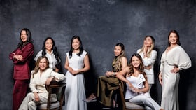De izquierda a derecha, de pie: Greys Pérez Martínez, Jennyfer Lora Santiago, Angélica Castillo, Angélica Guatibonza y Verónica Vásquez Echeverri. Sentadas: Milena Gómez de la Hoz, Karen Giraldo Vargas y Viviana Echeverri Cardona.