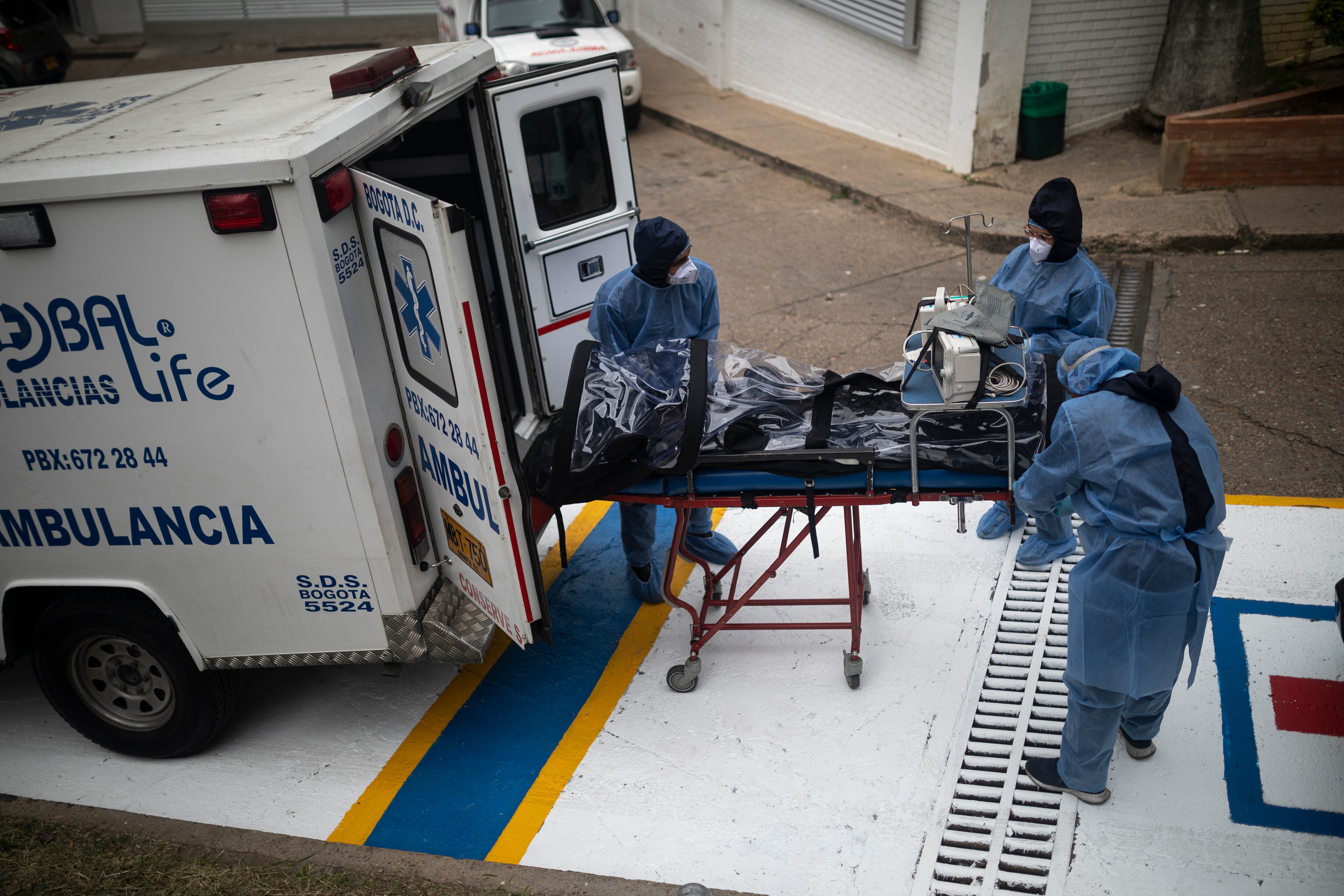 PERSONAL MEDICO SE ALISTA PARA REALIZAR EL TRASLADO DE UN PACIENTE CON COVID 19 
FOTO: ESTEBAN VEGA LA-ROTTA
REVISTA SEMANA