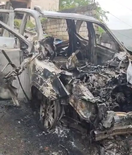 El vehículo usado en este ataque terminó reducido a cenizas, se trata de una camioneta que al parecer estaba reportada como hurtada.