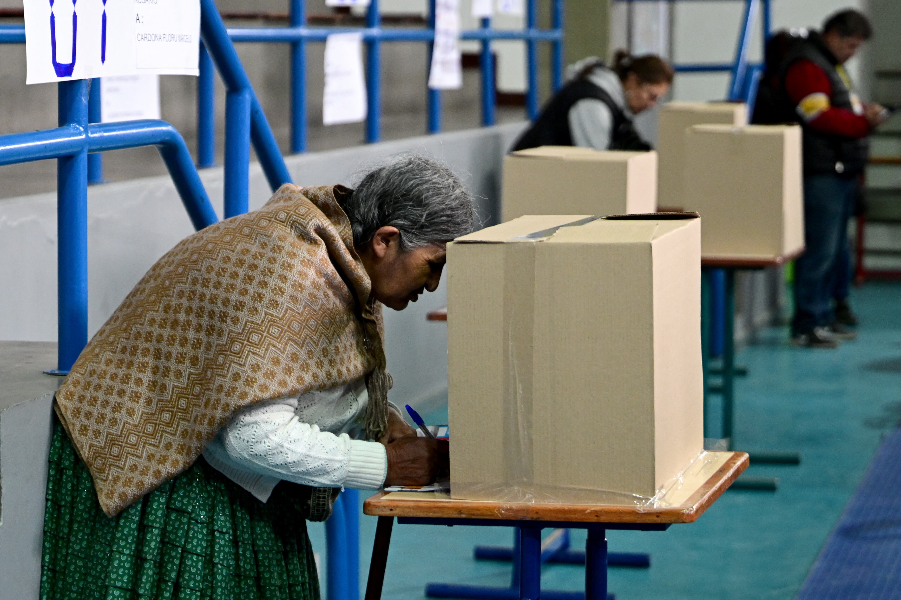 Los bolivianos acuden a las urnas el domingo para unas elecciones marcadas por una profunda crisis económica.