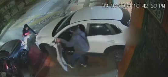 Los delincuentes llegaron a bordo de un carro de alta gama.