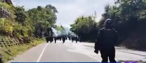 Miembros de la Fuerza Pública se enfrentan con los indígenas en la Panamericana.
Foto tomada de X