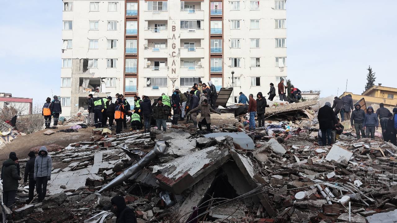 Sigue la búsqueda de supervivientes tras la tragedia en Turquía y Siria.