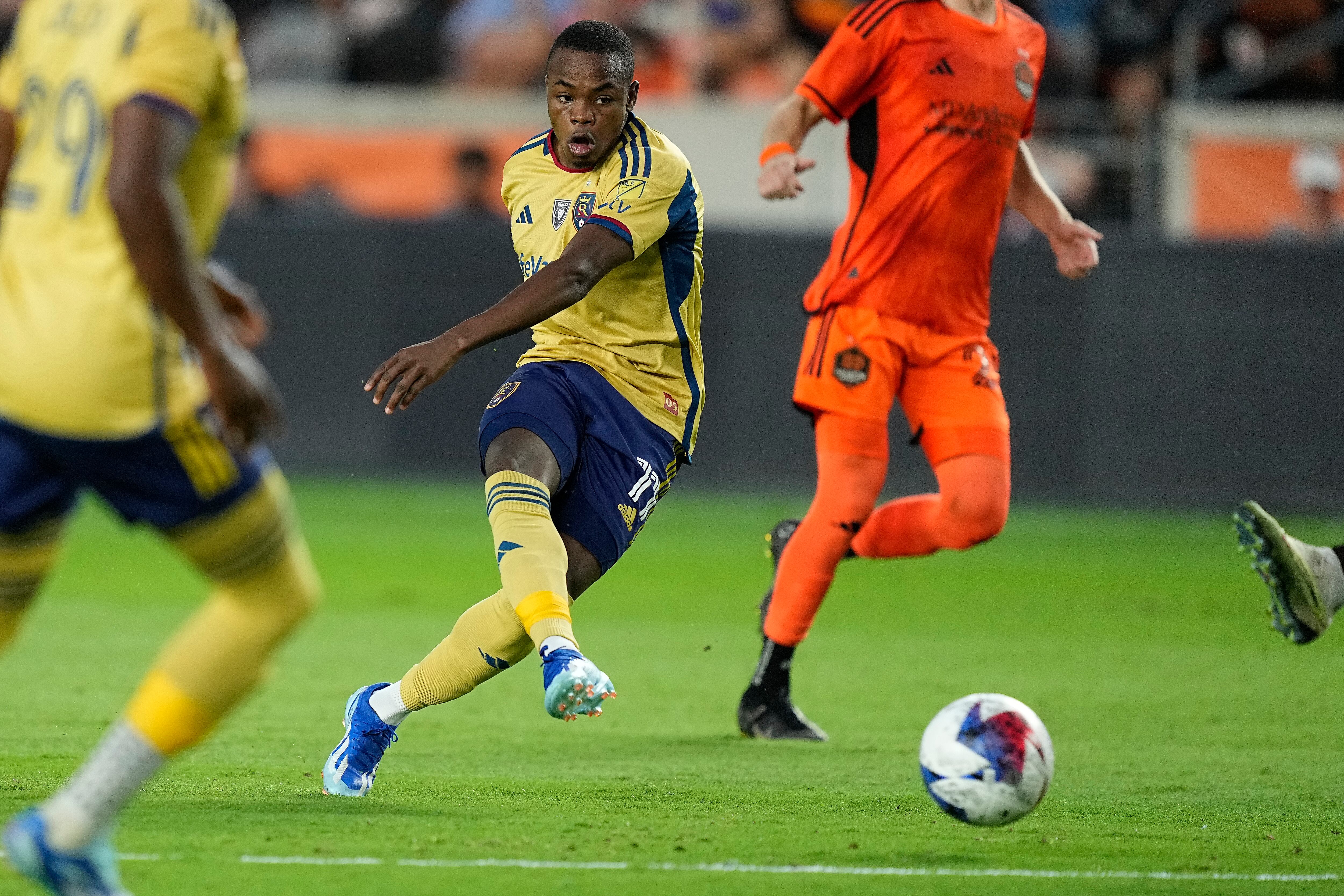El delantero del Real Salt Lake Carlos Andrés Gómez (11) dispara a portería durante la segunda mitad de un partido de fútbol de playoffs de la MLS contra el Houston Dynamo, el domingo 29 de octubre de 2023, en Houston. (Foto AP/Kevin M. Cox)