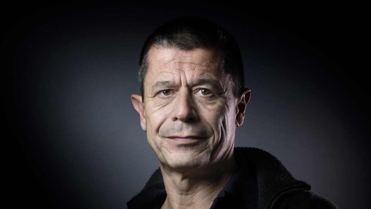 (FILES) In this file photo taken on February 17, 2016 French writer Emmanuel Carrere poses for a photograph in Paris. - Emmanuel Carrere has been awarded on June 9, 2021 the Princess of Asturias Award for Literature, the jury announced. (Photo by JOEL SAGET / AFP)