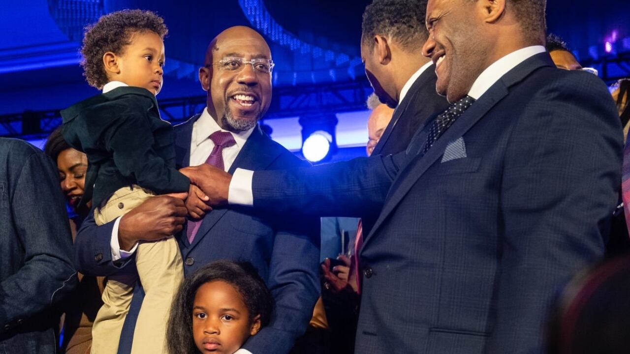 El senador Raphael Warnock se quedó con otro escaño en el Senado para el partido Demócrata por el estado de Georgia