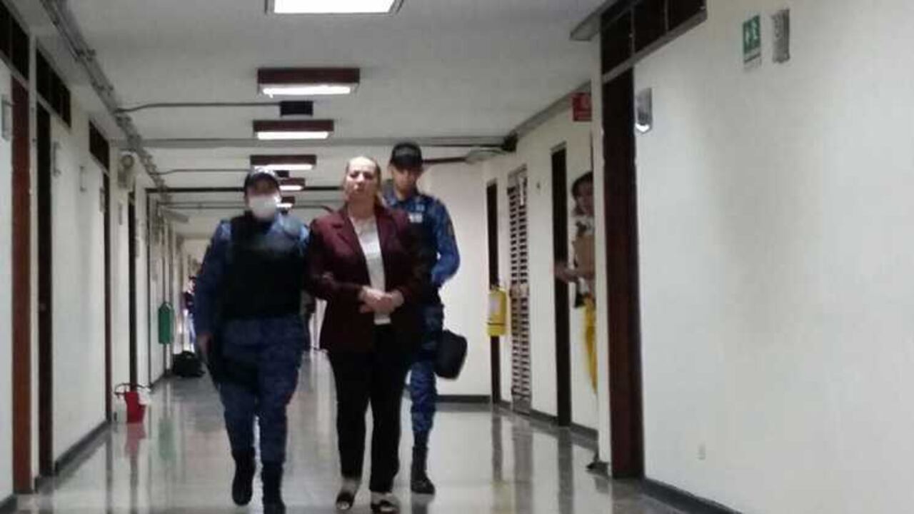 Silvia Gette camina por uno de los pasillo de Paloquemao este viernes.