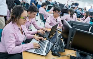 Santiago Rivera Tovar, líder de habilidades digitales e industrias 4.0 del SENA, es el invitado de este martes al programa Al Día con Dinero.