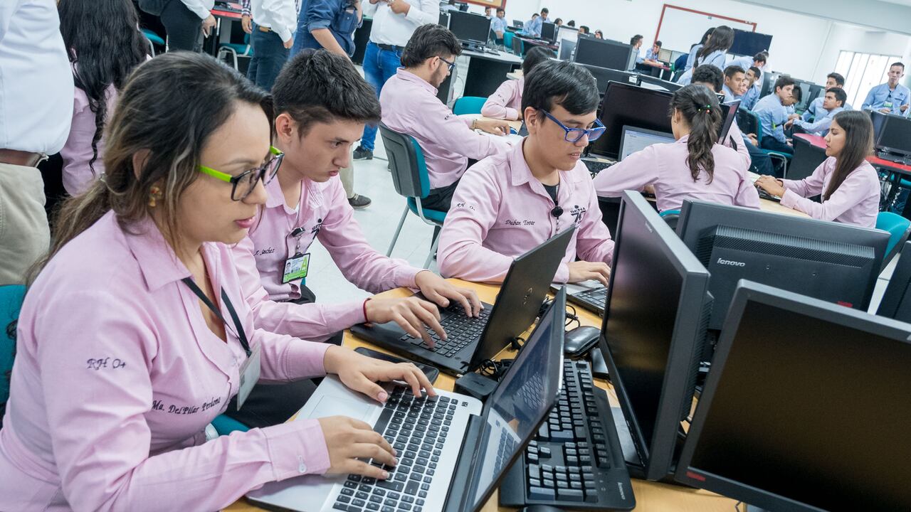 Santiago Rivera Tovar, líder de habilidades digitales e industrias 4.0 del SENA, es el invitado de este martes al programa Al Día con Dinero.