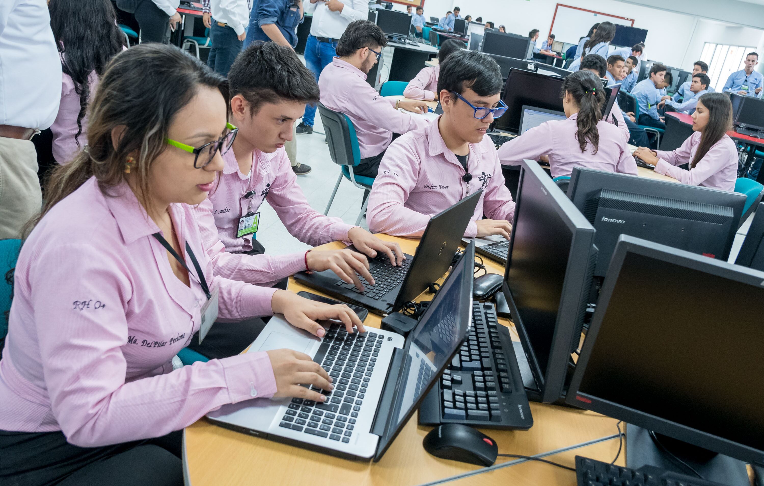 Santiago Rivera Tovar, líder de habilidades digitales e industrias 4.0 del SENA, es el invitado de este martes al programa Al Día con Dinero.