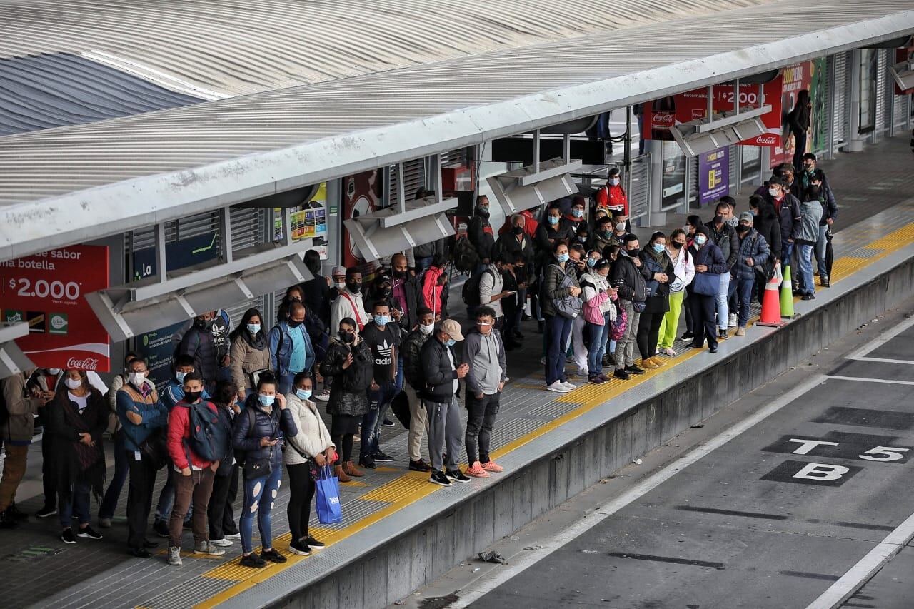 Trasmilenio portal norte, buses llenos, gente esperando bus en cuarentena estricta