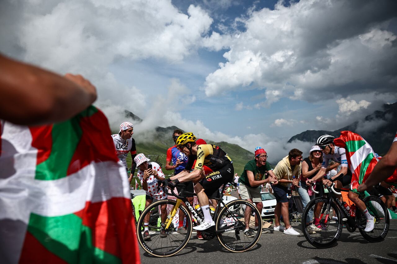 Jumbo-Visma's Danish rider Jonas Vingegaard (L) and UAE Team Emirates' Slovenian rider Tadej Pogacar wearing the best young rider's white jersey (R) cycle in the ascent of the Col du Tourmalet during the 6th stage of the 110th edition of the Tour de France cycling race, 145 km between Tarbes and Cauterets-Cambasque, in the Pyrenees mountains in southwestern France, on July 6, 2023. (Photo by Anne-Christine POUJOULAT / AFP)
