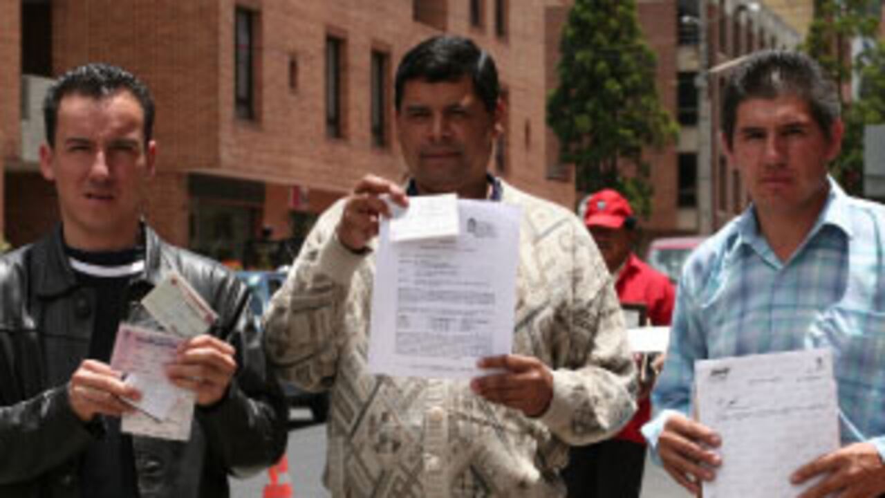 Pedro Porras, Emiliano Rojas y Óscar Parra Ibagué son algunos de los cientos de taxistas que compraron sus vehículos de buena fe y siempre tuvieron sus papeles en regla pero a quienes, de la noche a la mañana, la Secretaría de la Movilidad les quitó sus carros porque encontró que eran ilegales. Hoy, sin taxi y sin trabajo, nadie responde por lo que les pasó