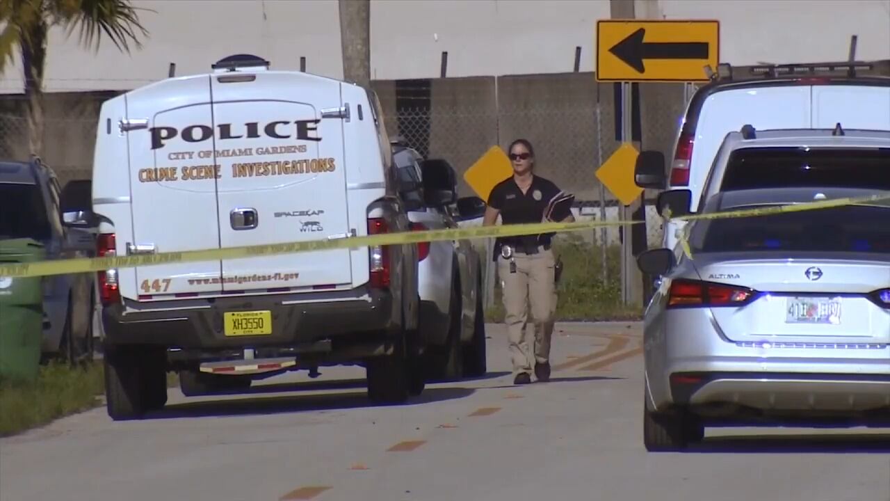 Patrulla policial y unidades de emergencia en Miami Gardens tras el ataque de un perro.