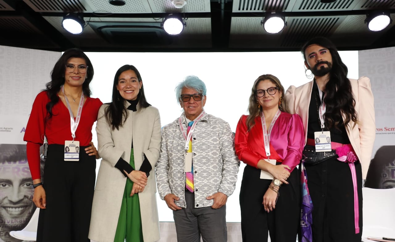 Camila Bradford, periodista de RTVC; Aura Méndez, directora de Asuntos Públicos y Corporativos de Mondelēz WACAM; Manuel Velandia, sociólogo y defensor de derechos LGBTI ; Carolina Henao, Líder de Responsabilidad Social Avon y Danne Aro Belmont, directora ejecutiva de la Fundación GAAT y defensora de derechos humanos.