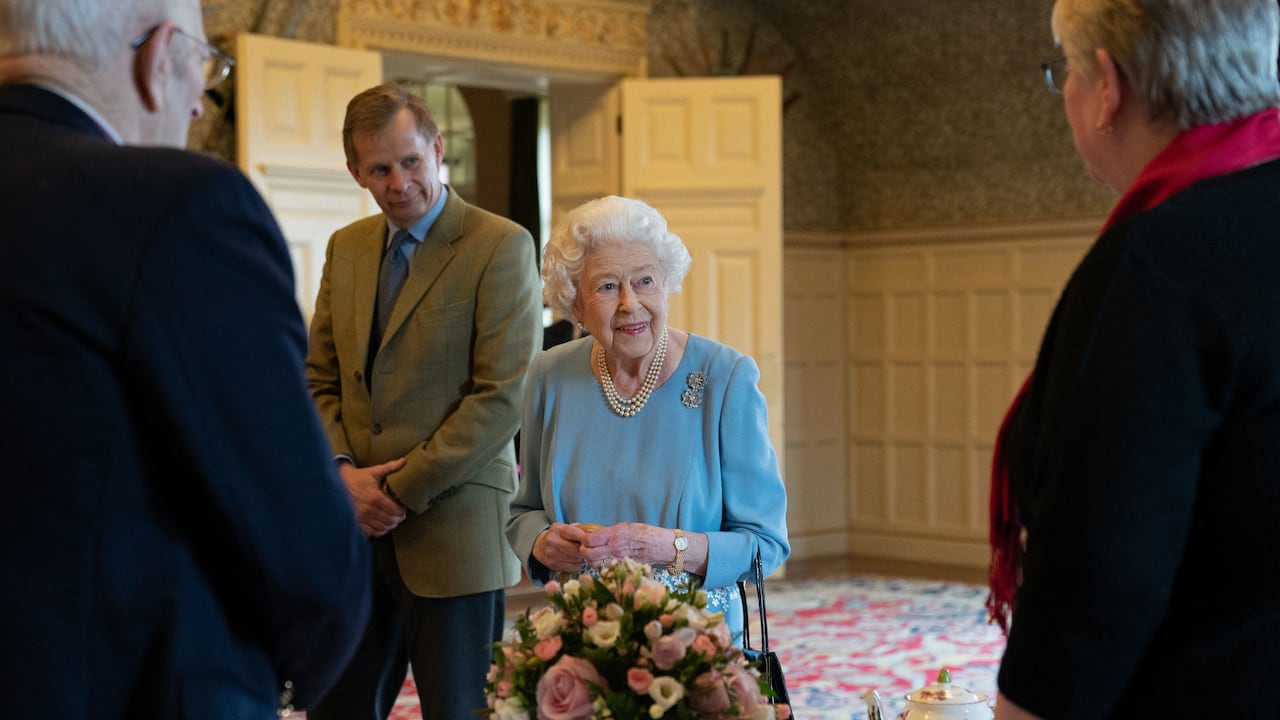 La Reina hizo presencia en la recepción vestida con un traje azul claro y adornada con un collar de perlas . (Photo by Joe Giddens / POOL / AFP)