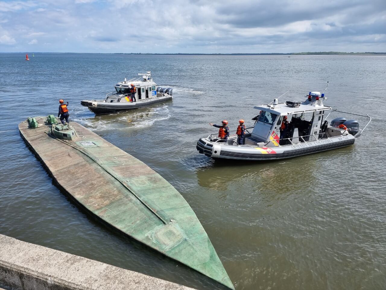 La embarcación y el cargamento de cocaína fueron incautados.