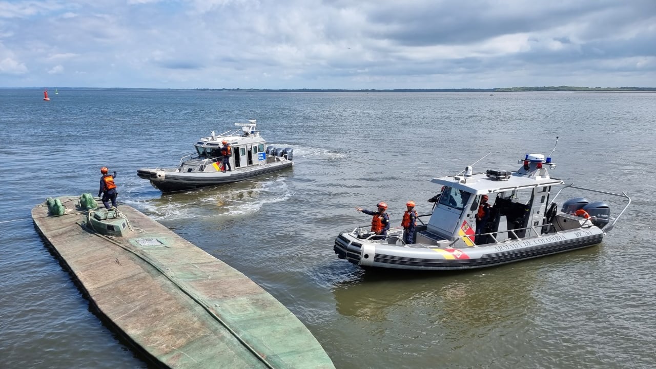 La embarcación y el cargamento de cocaína fueron incautados.
