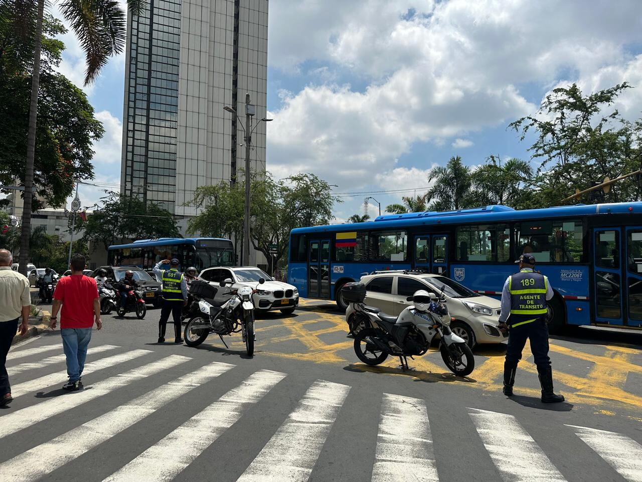 Funcionarios de la Secretaría de Movilidad de Cali han hecho presencia en el sector.