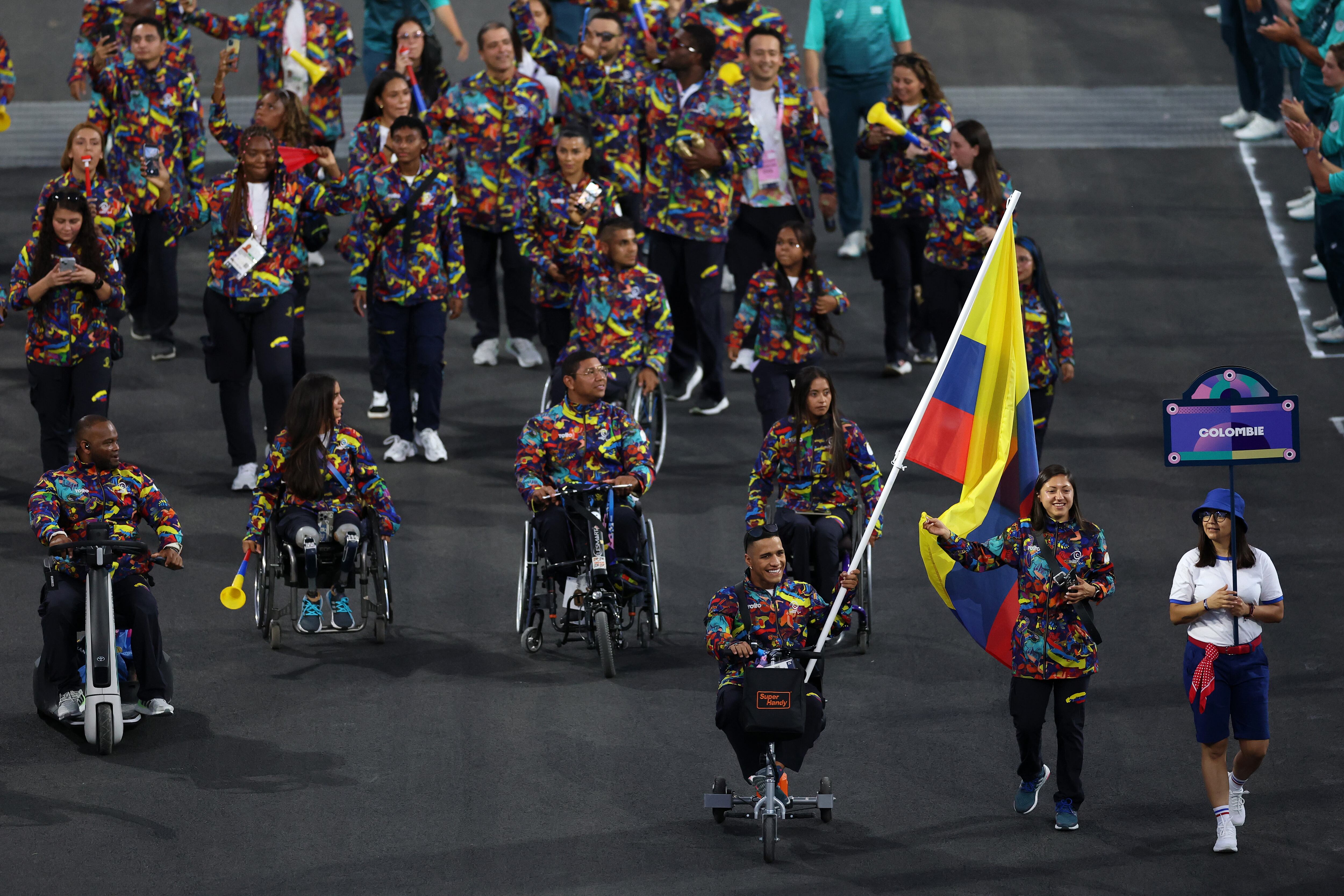 Paula Andrea Ossa Veloza y Carlos Daniel Serrano Zarate, abanderados del Equipo Colombia, sostienen su bandera nacional mientras desfilan durante la ceremonia de apertura de los Juegos Paralímpicos de Verano de París 2024 en la Place de la Concorde el 28 de agosto de 2024 en París, Francia.
