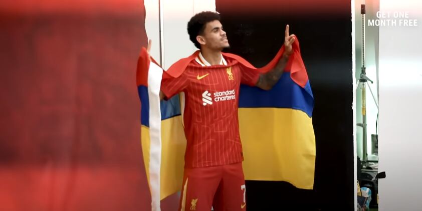 Lucho Díaz no se percató de que estaba posando con la bandera al revés.