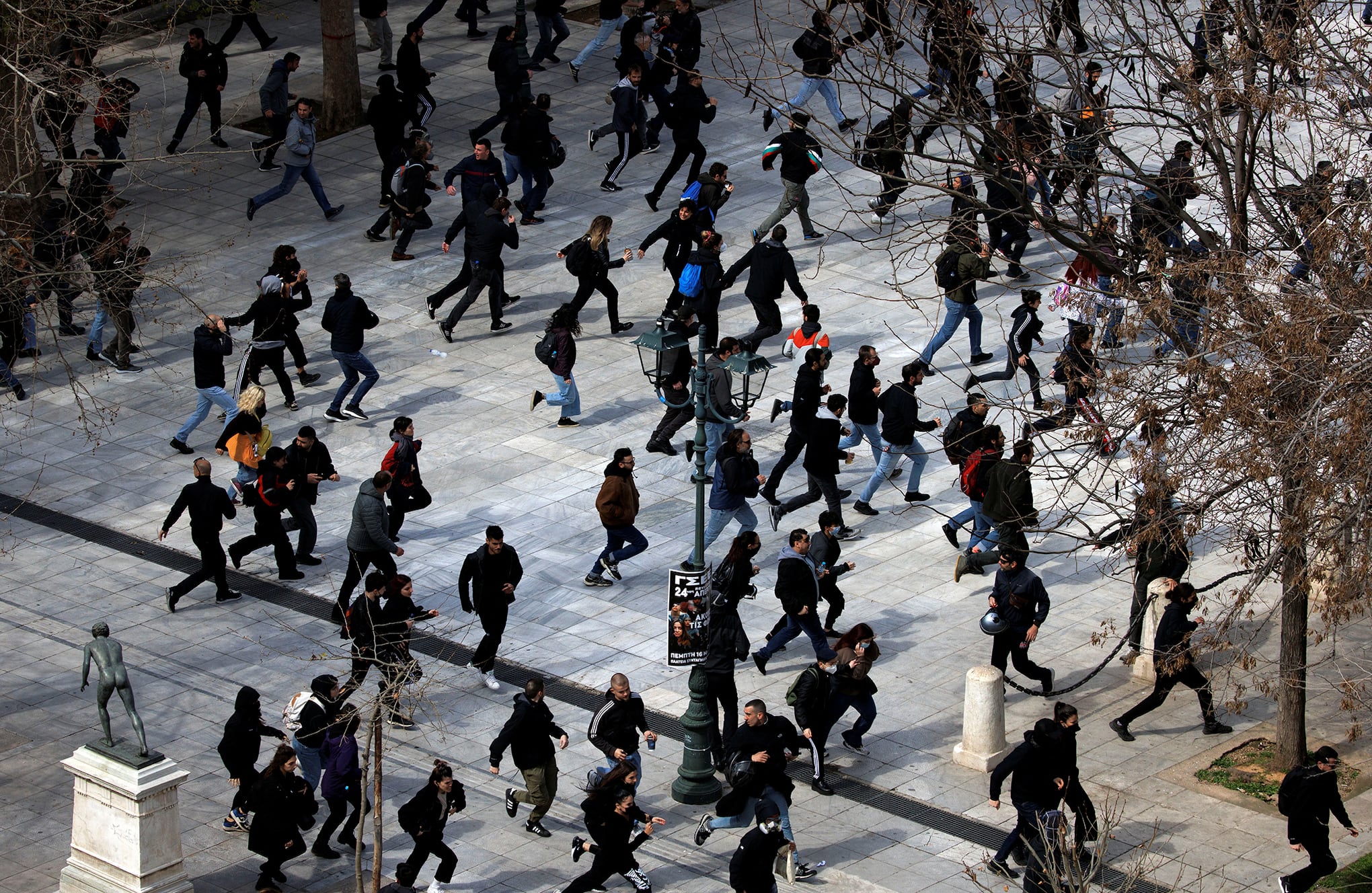 En imágenes : protestan por mortal accidente de tren en Grecia.