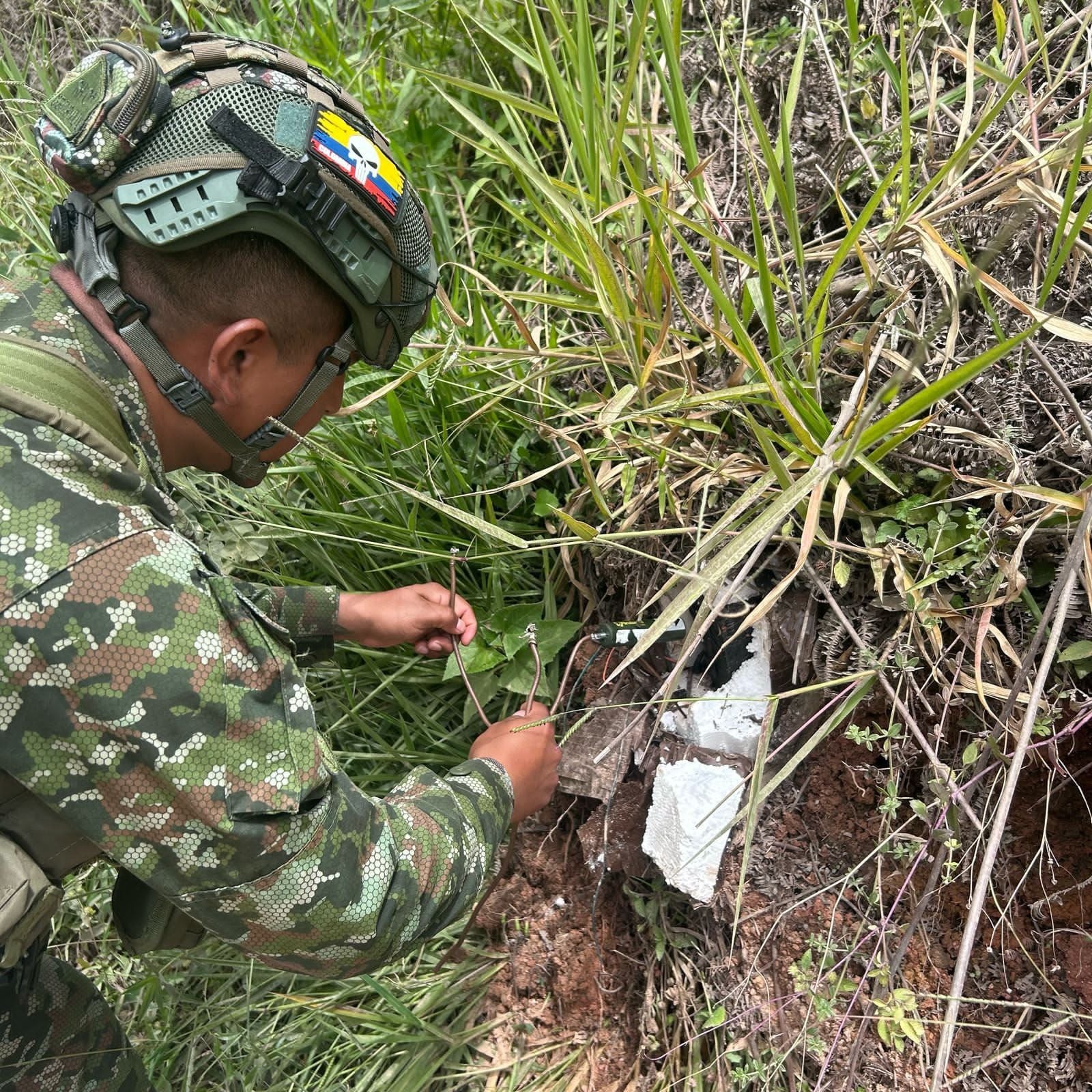 Destruyen más de 100 kilos de artefactos explosivos en el Cañón del Micay, en Cauca.