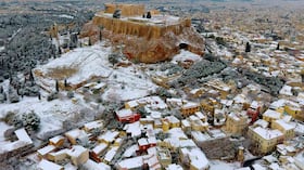 El lunes en la noche, una intensa nevada cubrió el Partenón y el resto de Atenas. Foto: Antonis Nikolopoulos / Eurokinissi / AP