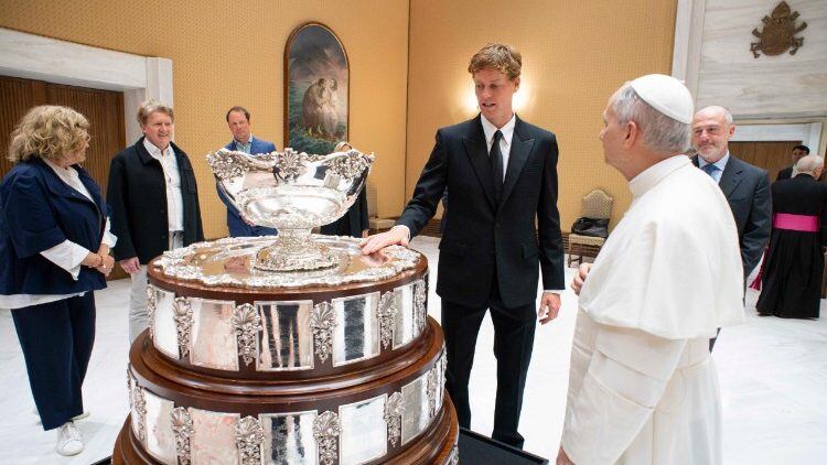 Histórico encuentro entre Jannik Sinner y el Papa León XIV.