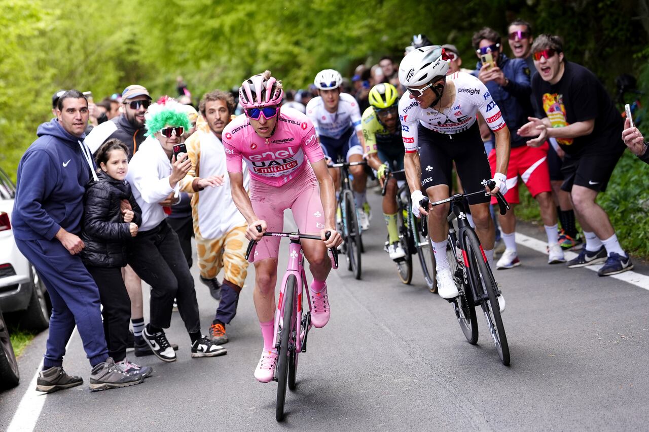 El esloveno Tadej Pogacar, vestido con la camiseta rosa del líder general de la carrera, pedalea durante la vigésima etapa de la carrera ciclista Giro d'Italia desde Alpago hasta Bassano del Grappa, Italia, el sábado 25 de mayo de 2024. (Fabio Ferrari/LaPresse vía AP )