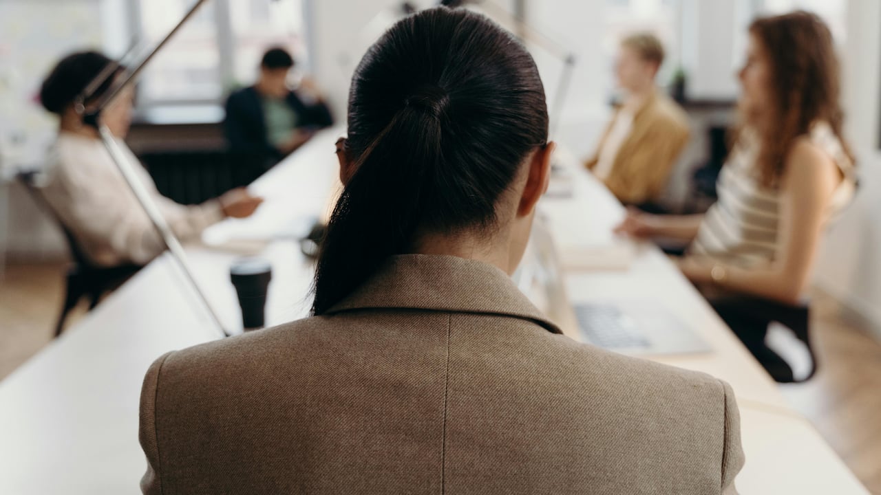 Muchos trabajadores consideran que las empresas deberían promover información neutral sobre economía y política.