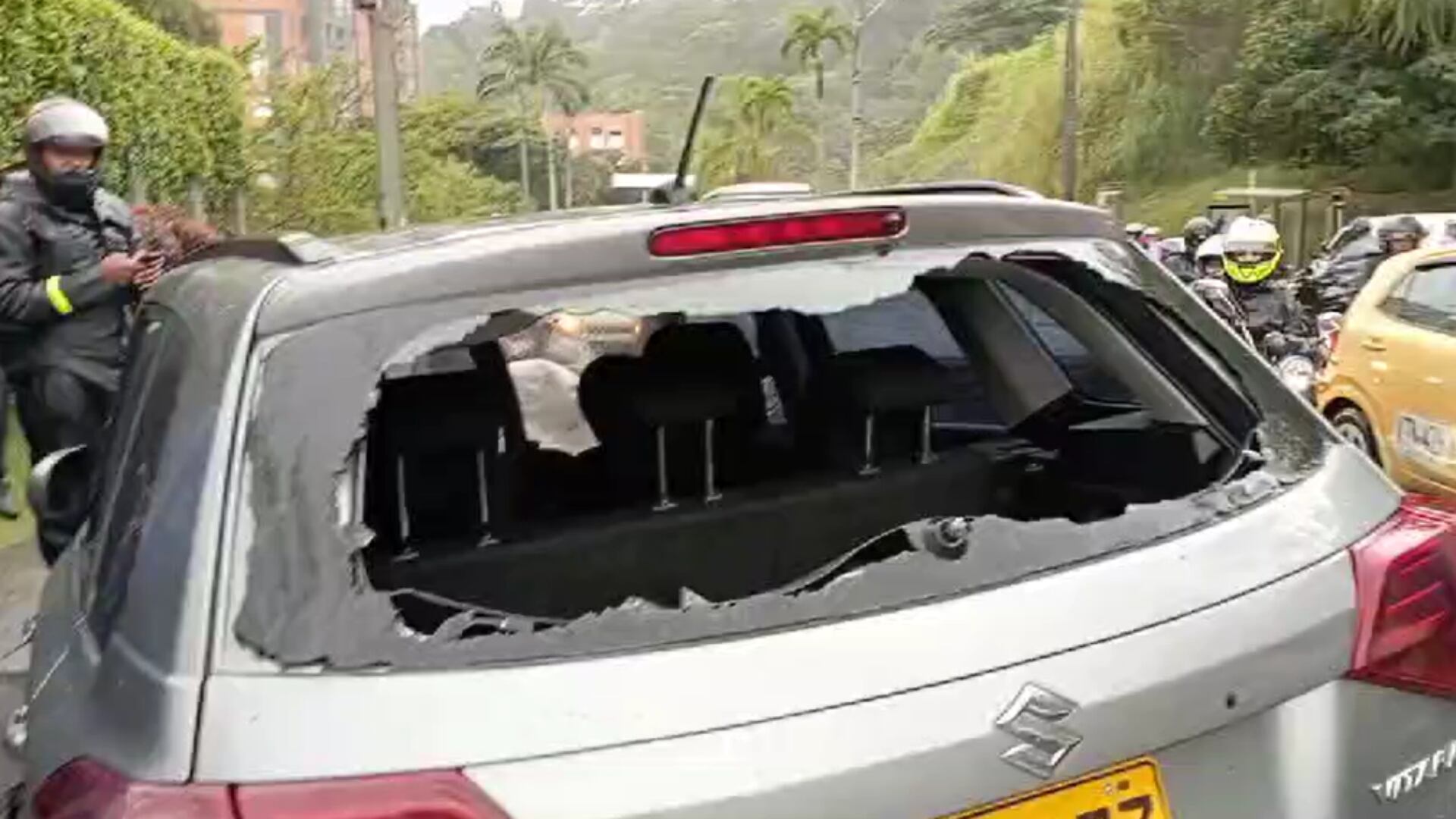 Así terminó el automotor en el que se movilizaban las dos personas en Medellín.