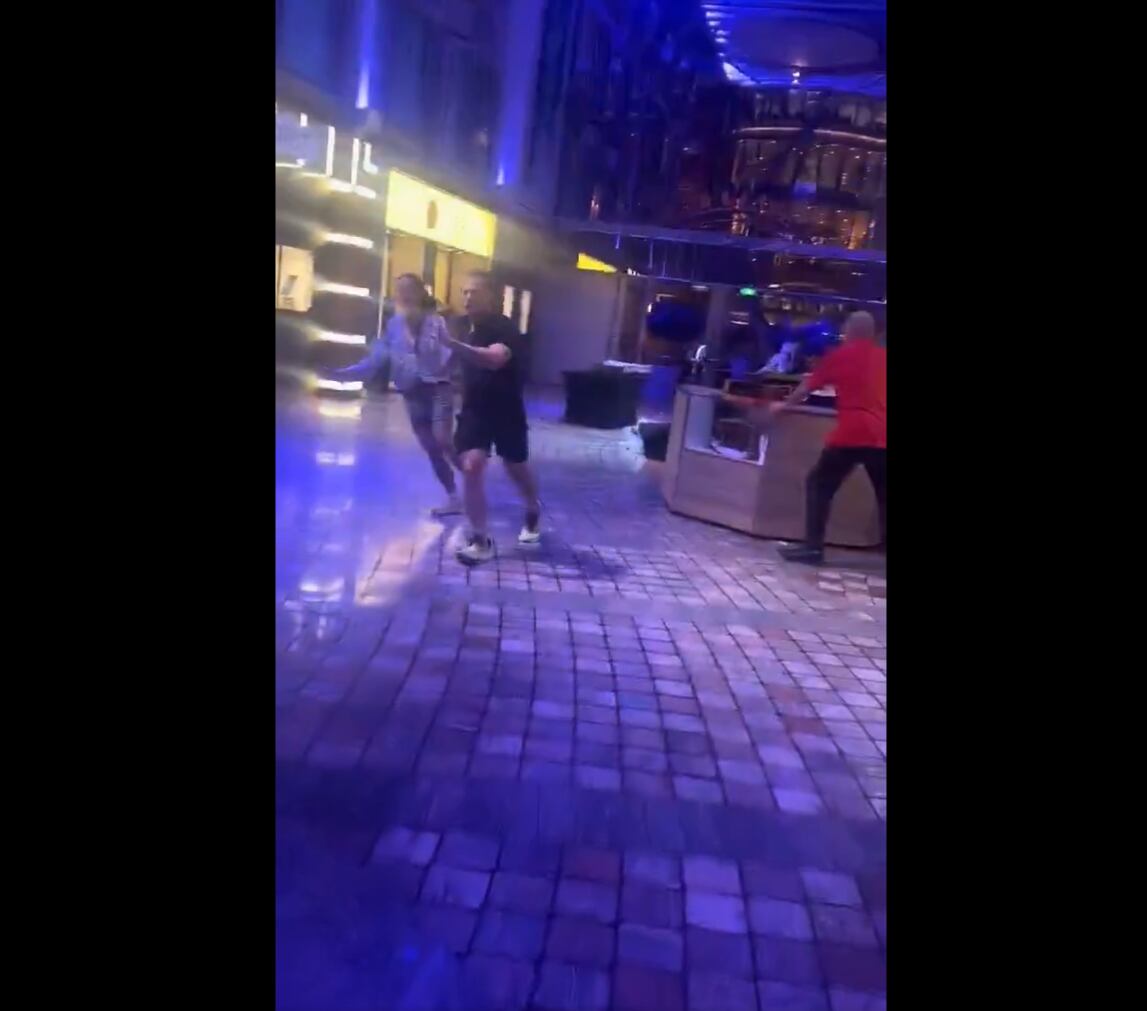 En su declaración oficial, Royal Caribbean señaló que el Explorer of the Seas sufrió un “movimiento repentino” a causa de los intensos vientos, pero garantizó que el barco continuó su trayecto sin mayores inconvenientes tras el incidente.