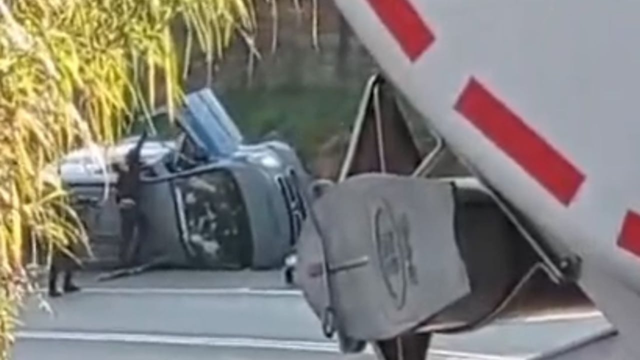 Disidentes de las Farc llegan a camioneta del Inpec tras ataque a disparos.