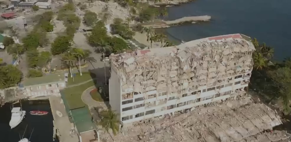 Como este, centenares de edificaciones cayeron en Macuto.