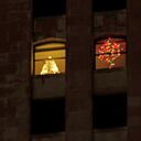 La sombra de la tierra cubre la luna llena durante un eclipse lunar parcial cuando se pone más allá de un edificio de apartamentos, el viernes 19 de noviembre de 2021, en el centro de Kansas City, Missouri Foto AP / Charlie Riedel